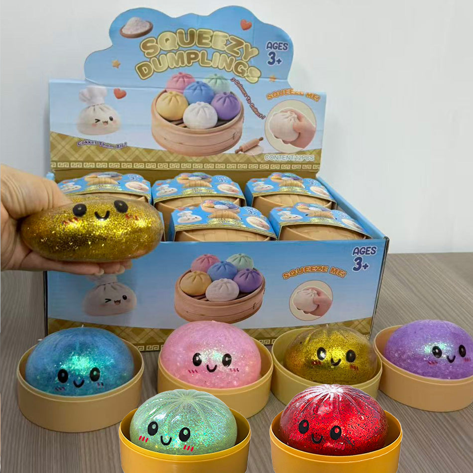 Mano sosteniendo slime dumpling antiestres